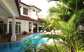 Rumah Putih Near Klia